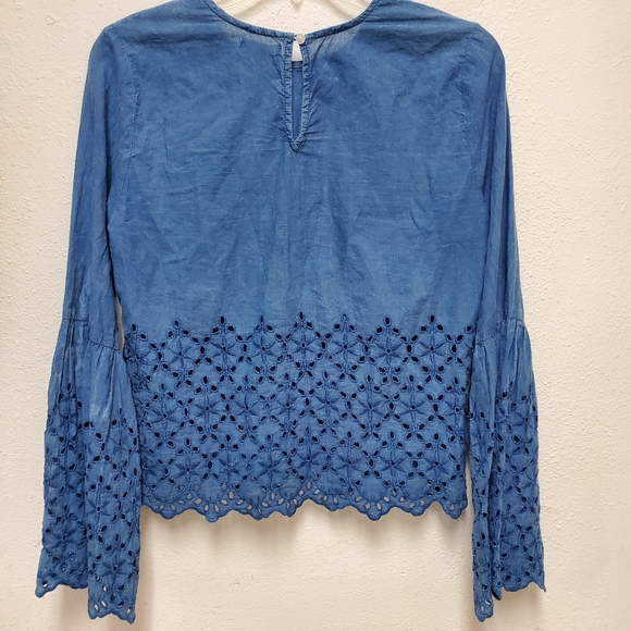 Style Envy Bohemian Blouse Blue Chambray Eyelet Hem Belle Sleeve Crop Medium - Picture 2 of 6